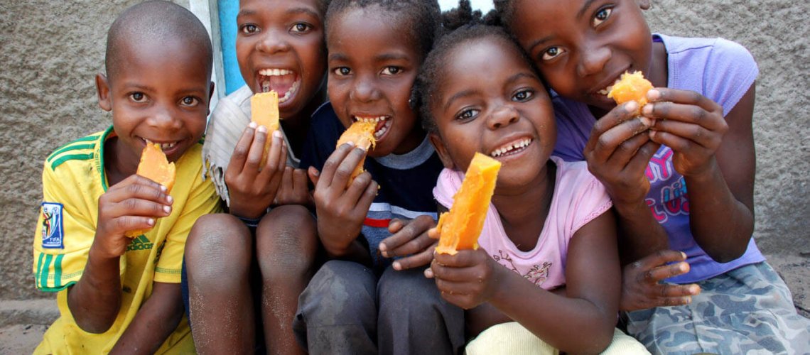 Children-eating-OFSP-in-Munguini333567.jpg